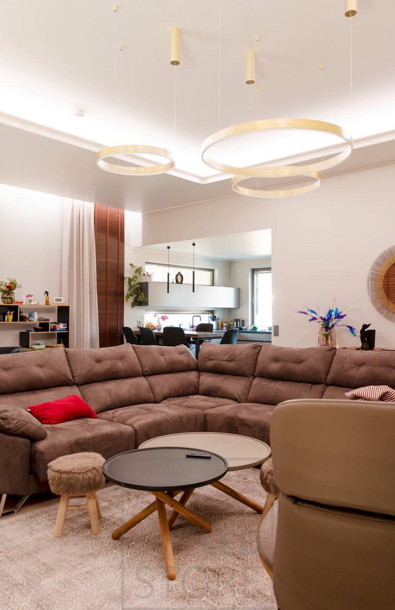 Éclairage indirect de style hôtelier dans un salon.